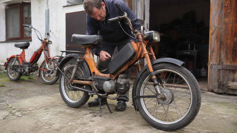 Zrenovovaný moped Babetta stojící na štěrkové cestě