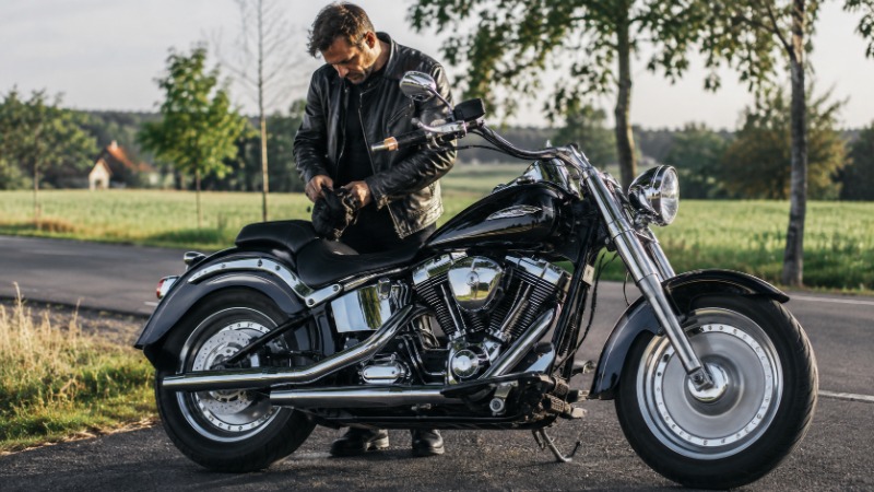 Cruiser Harley-Davidson zaparkovaný u silnice za západu slunce