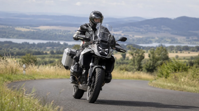Motorka Honda zaparkovaná na silnici před servisem