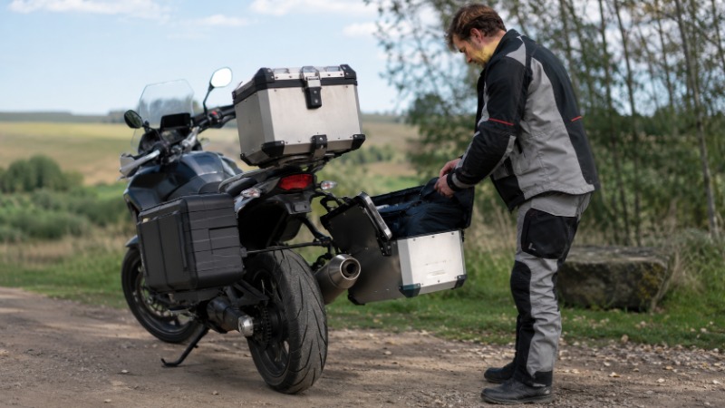 Motorka s hliníkovými bočními kufry a topcase připravená na cestu