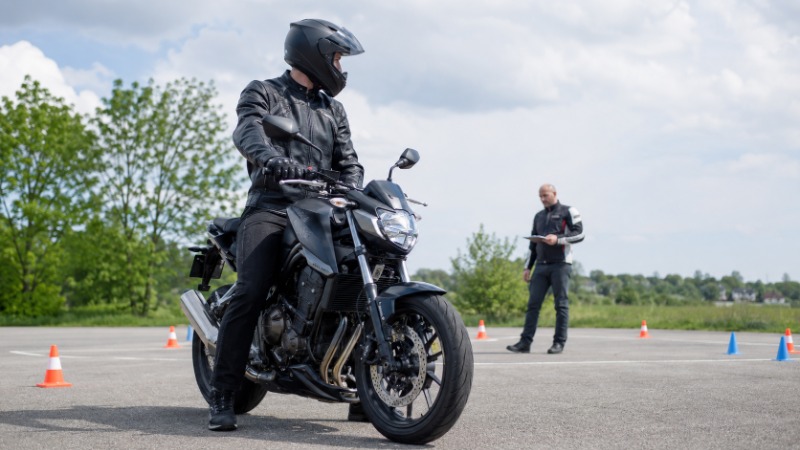 Zkušený motorkář na silné neomezené motorce skupiny A na otevřené silnici